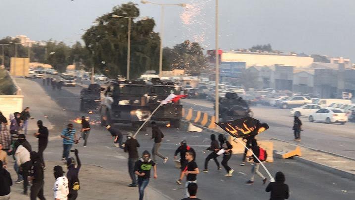 Несколько десятков человек пострадали во время разгона демонстрации в Бахрейне