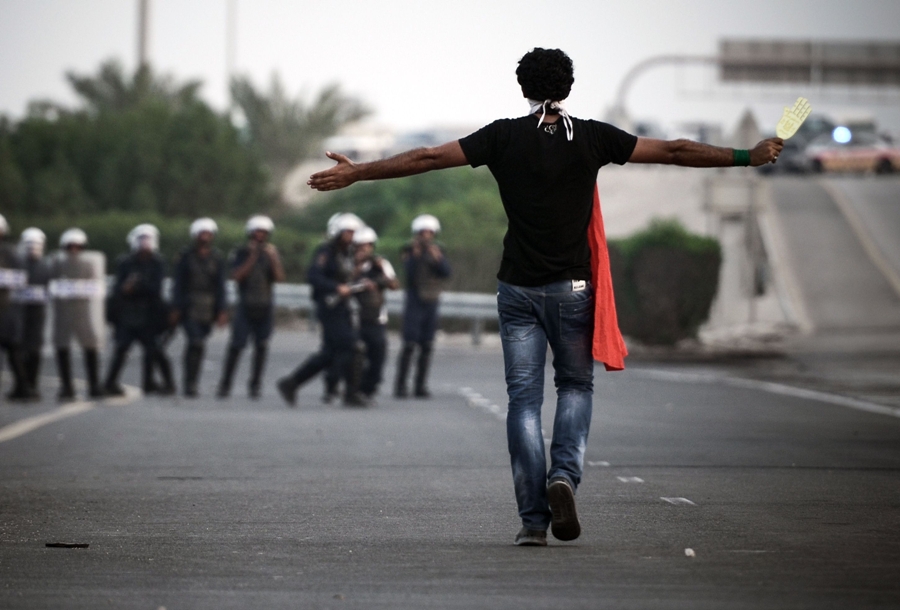 Полиция Бахрейна разогнала траурную процессию