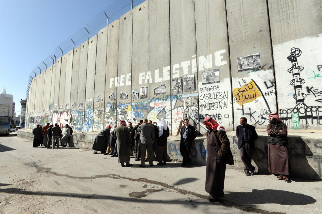 Сионистский режим перекрывает палестинцам коммуникации