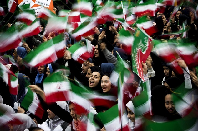 Иранцы поддерживают исламское правление и не доверяют США
