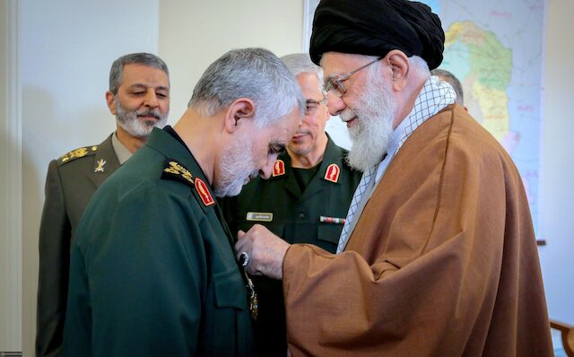 Аятолла Хаменеи наградил генерала Касема Сулеймани орденом