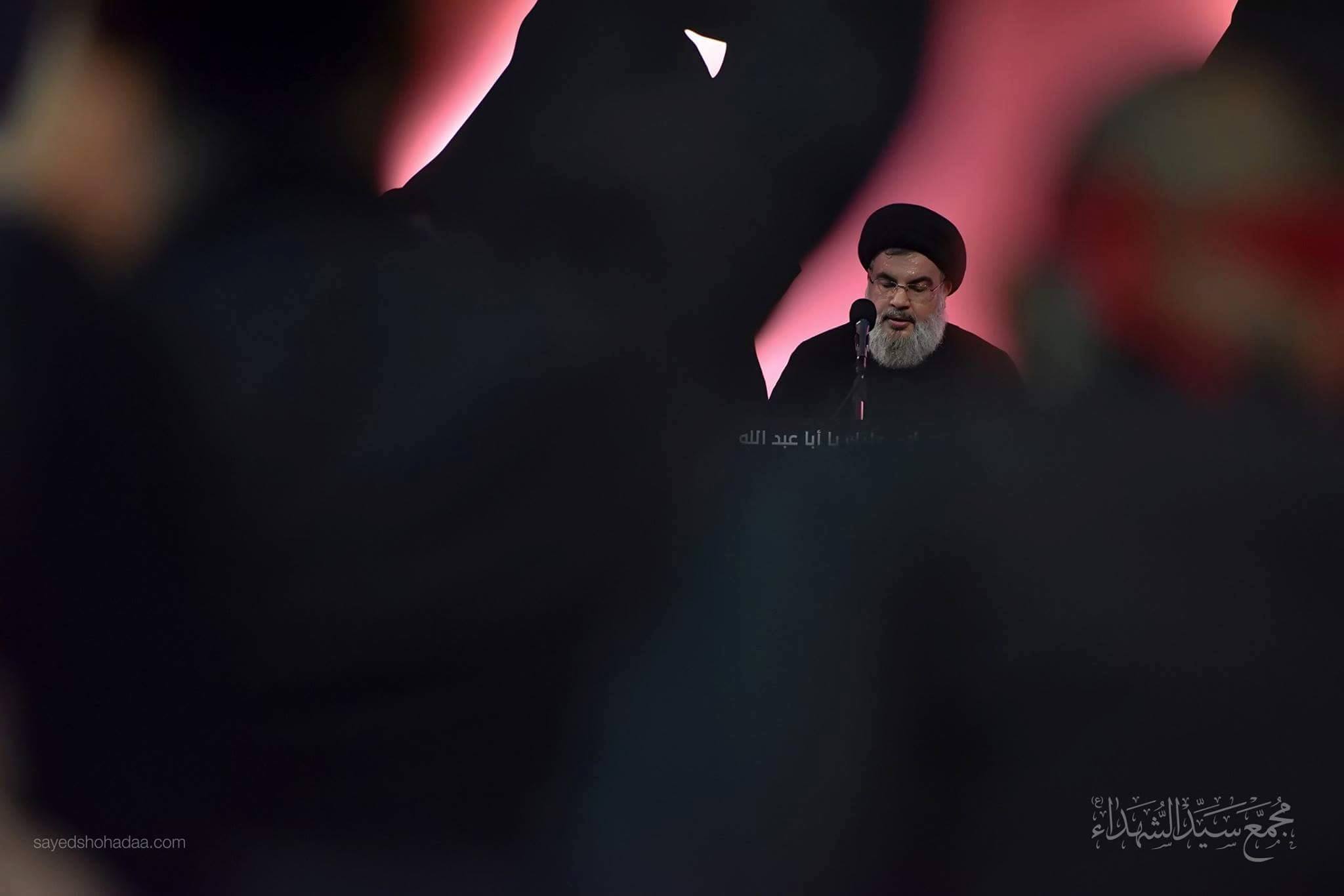 Люди приветствуют сейида Хасана Наср-Аллаха во время его выступления в ночь на Ашуру