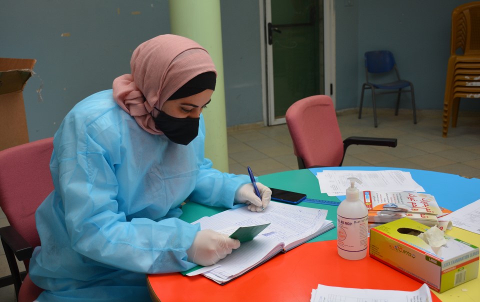 Вынужденное волонтерство: все больше медсестер в Газе работают бесплатно